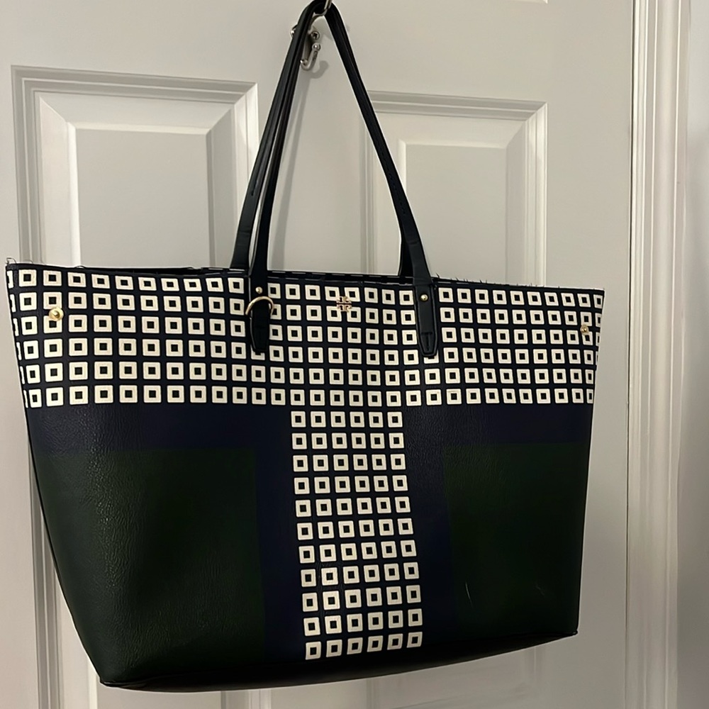 Tory Burch T box tote navy and green. Barely used. Great condition!
